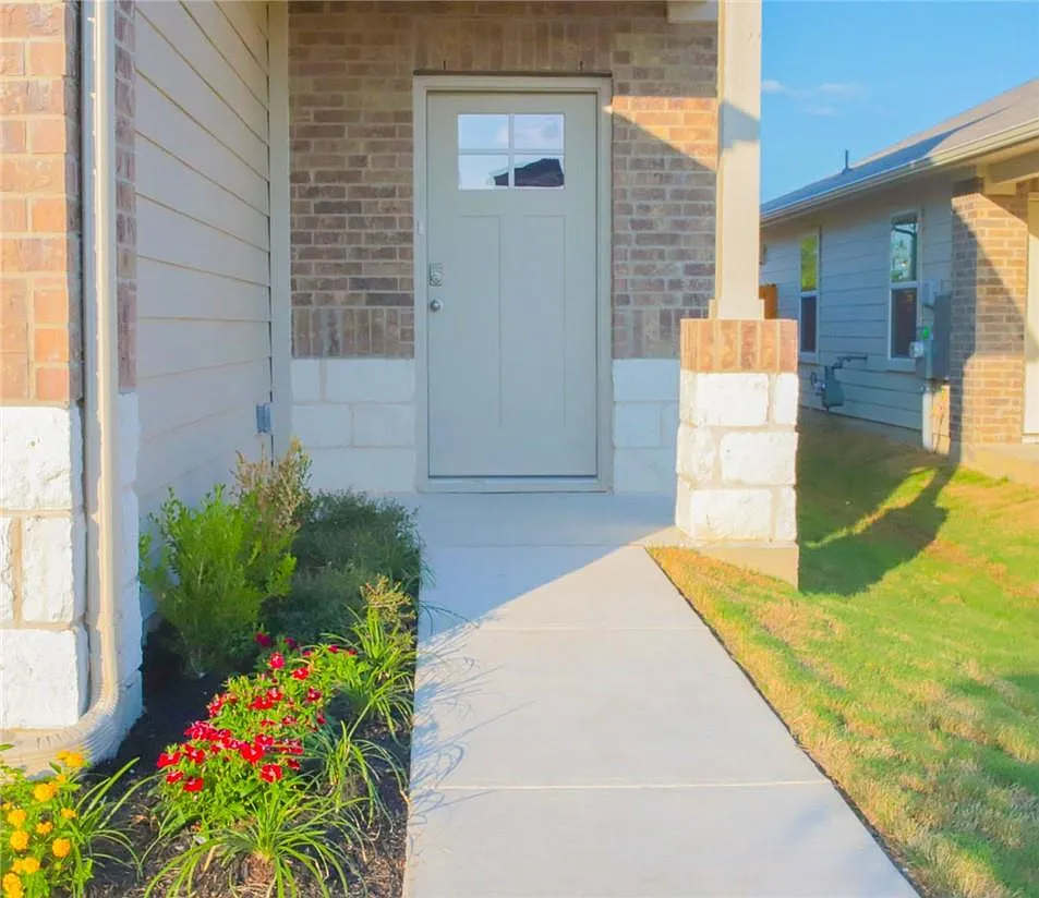 4 bed, 2.5 bath, 2141 sqft, $2,300 — Photo 4