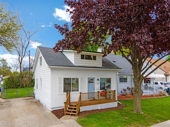 310 Massoit St, Clawson, MI 48017