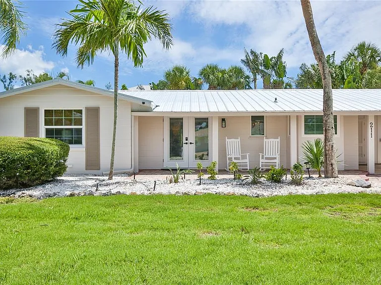 211 Island Cir — Photo 1