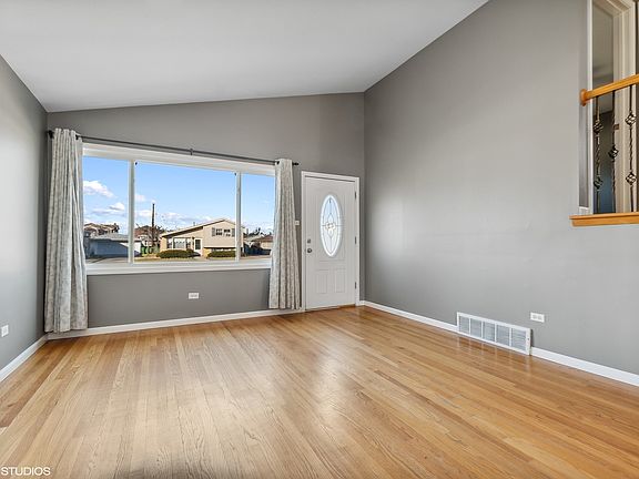 3rd image of 9809 Mason Ave