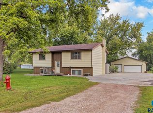 816 Broadway Ave, Valley Springs, SD 57068