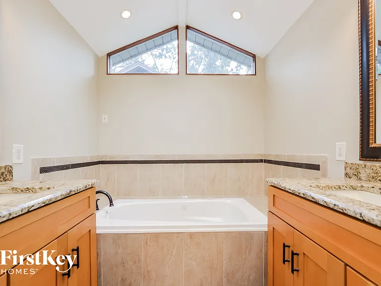 520 Whispering Oak Ln — Photo 10