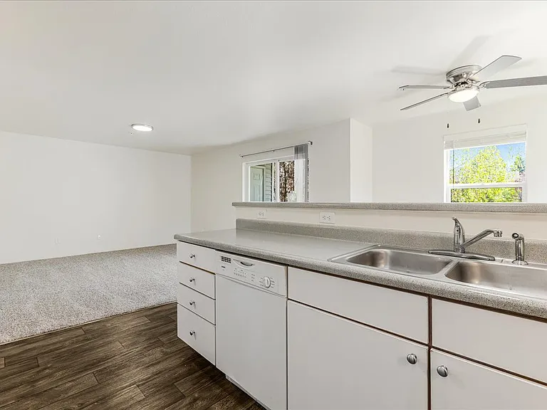 Foster Plaza Apartments — Photo 6