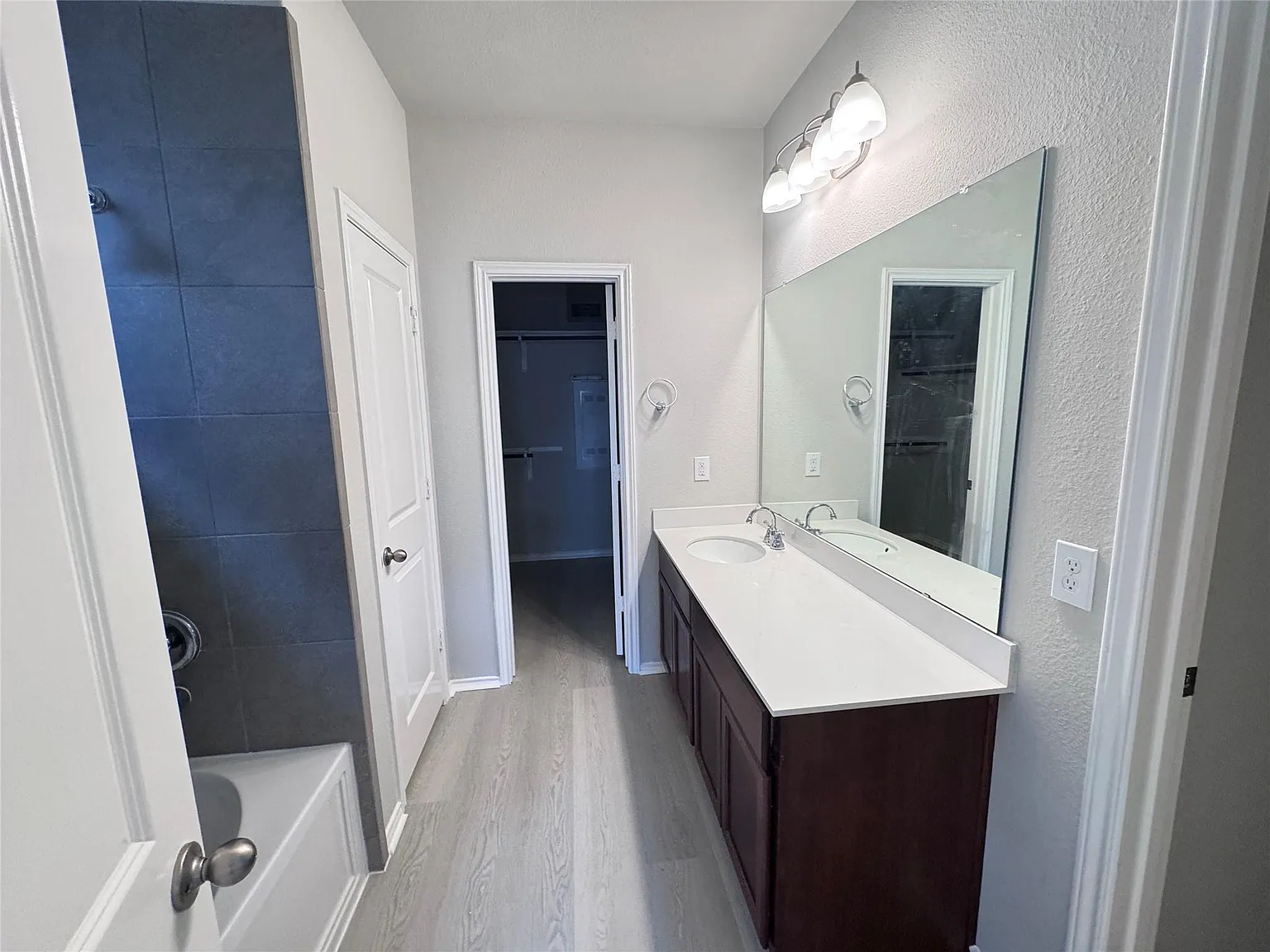 4 bed, 3.0 bath, 2122 sqft, $2,400 — Photo 4