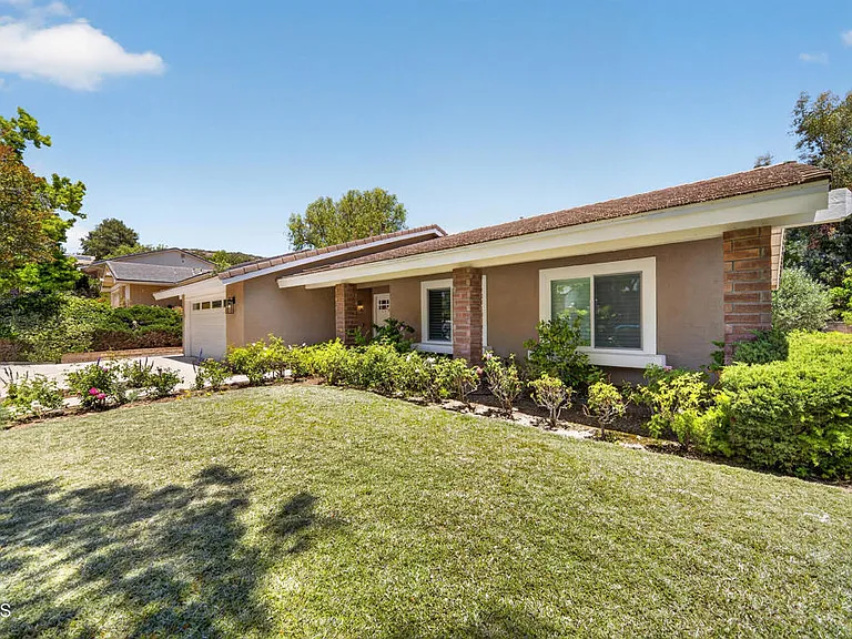 1502 Briarglen Ave — Photo 3