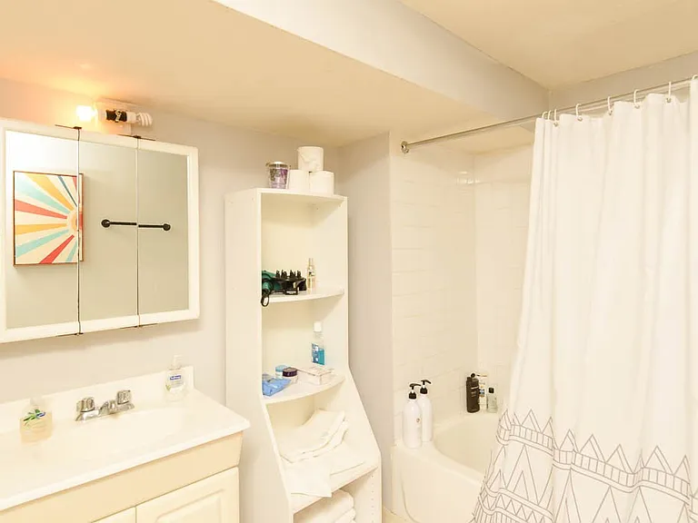 1358 W Barry Ave #W2 — Photo 18
