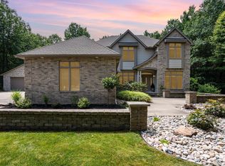 2397 E Ravenwood Dr, Midland, MI 48642