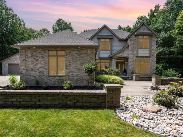 2397 E Ravenwood Dr, Midland, MI 48642