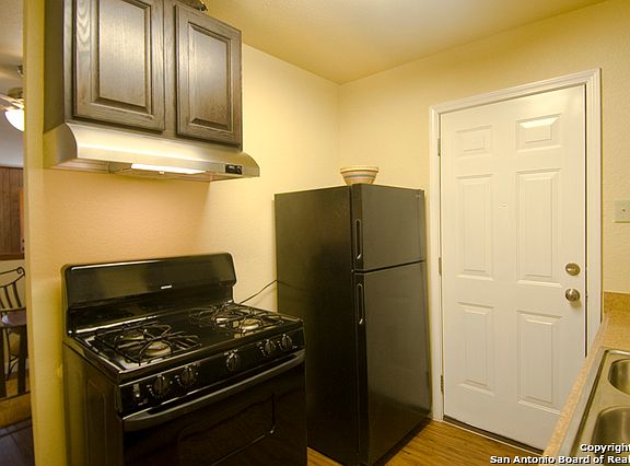 5th image of 837 Delgado St
