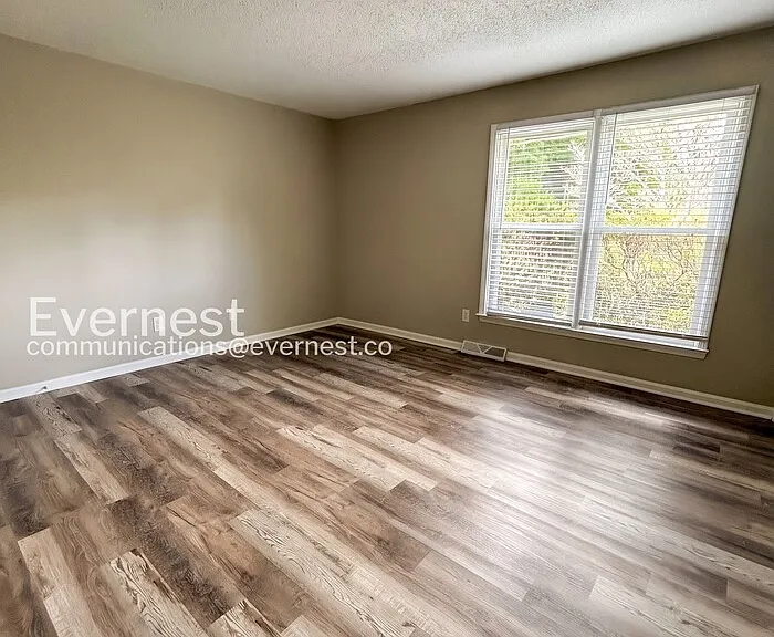 1676 Guilford Dr — Photo 7