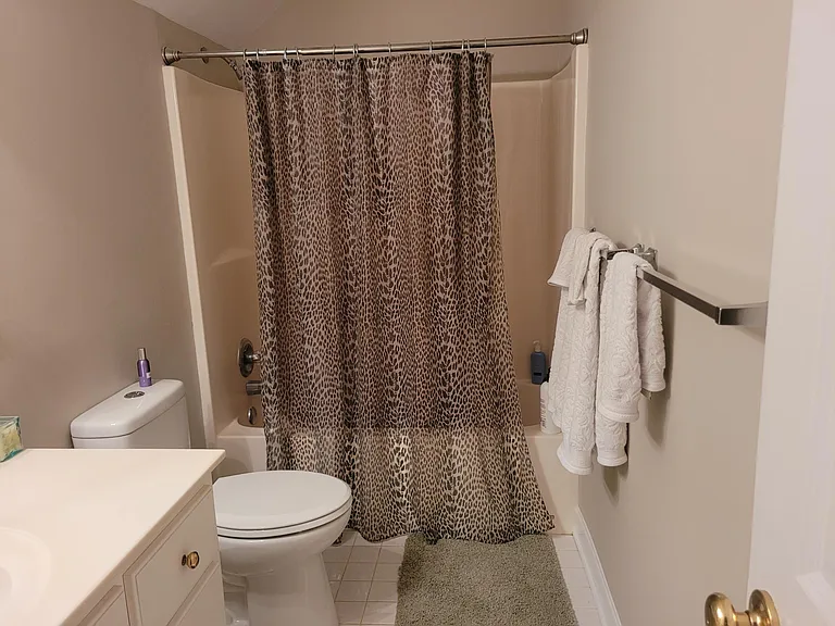 Full bath upper level.