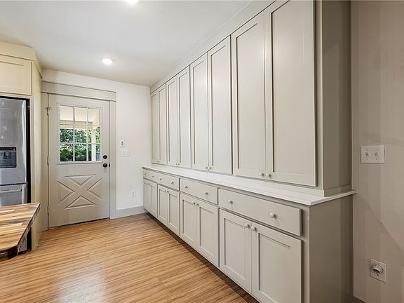 5th image of 1702 SW D St