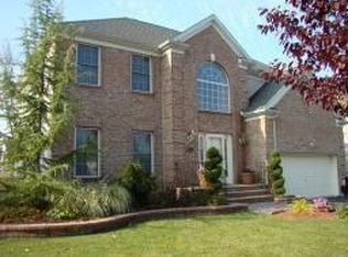 6 McGovern Ct, Roseland, NJ 07068