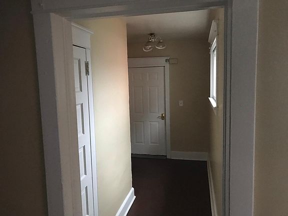 3rd image of 6 1/2 Amsbry St