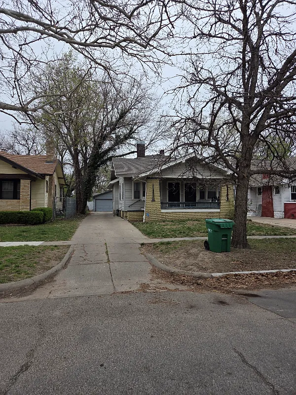 Large 1 BR Riverside Duplex — Photo 1