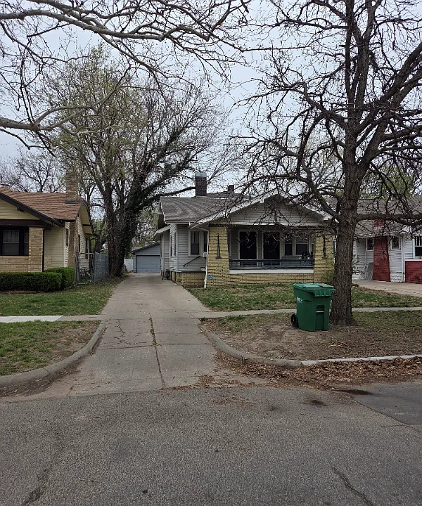 1039 N Woodrow Ave