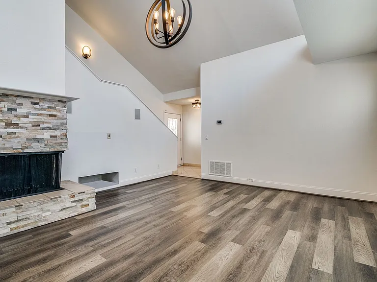 17018 Planters Row — Photo 3