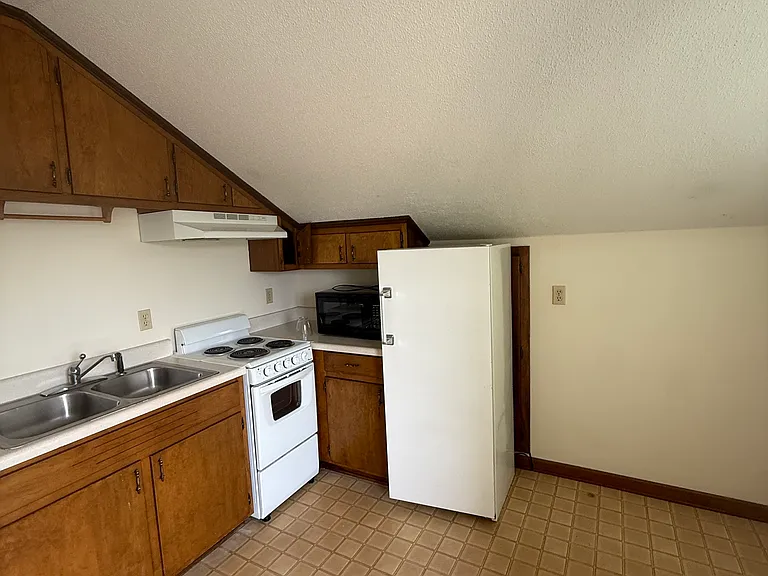 839B Sanford Rd #B — Photo 5
