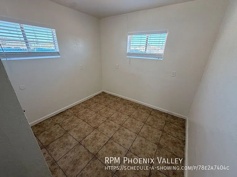 2524 W Jefferson St — Photo 11