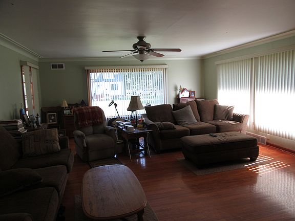 4th image of 122 E Illinois St