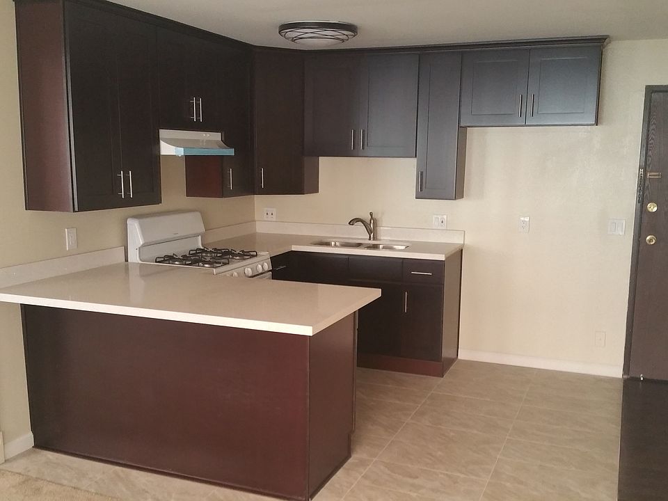1st image of 545 S Manhattan Pl