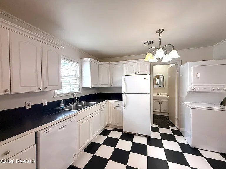 305 General Mouton Ave #B — Photo 7