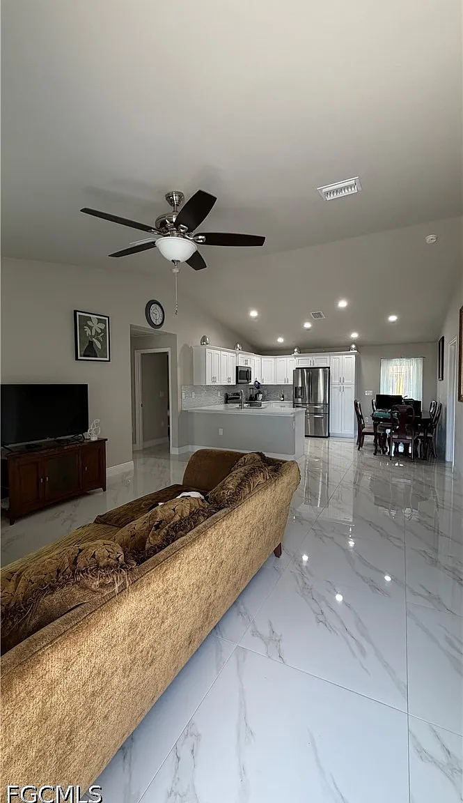 3 bed, 2.0 bath, 1258 sqft, $1,800 — Photo 3
