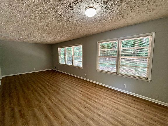 4th image of 2612 Dawn Dr