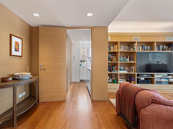 4th image of 20 E 68th St APT 7C