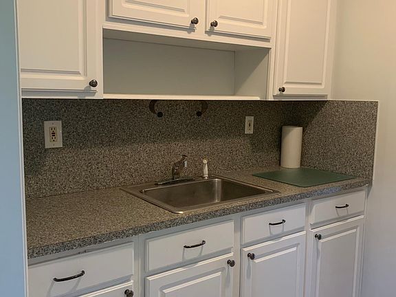 4th image of 300 NE 26th Dr