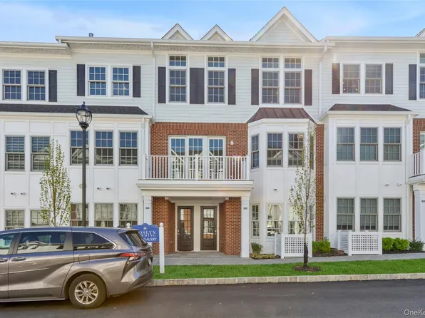 601 Grist Mill Cir #601, Roslyn, NY 11576