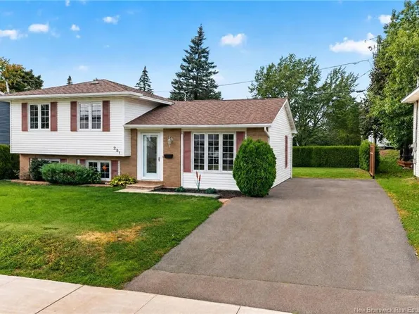 251 Hennessey Rd, Moncton, NB E1A 5C7
