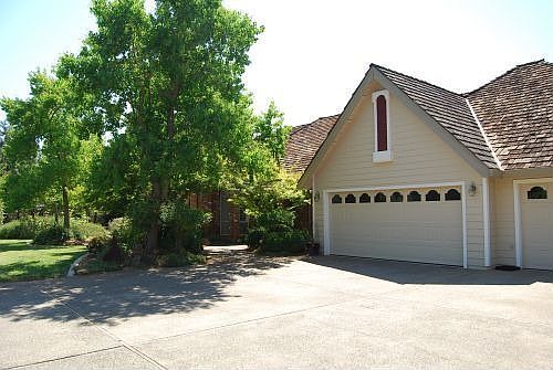Comfortable driveway and 3 car garage