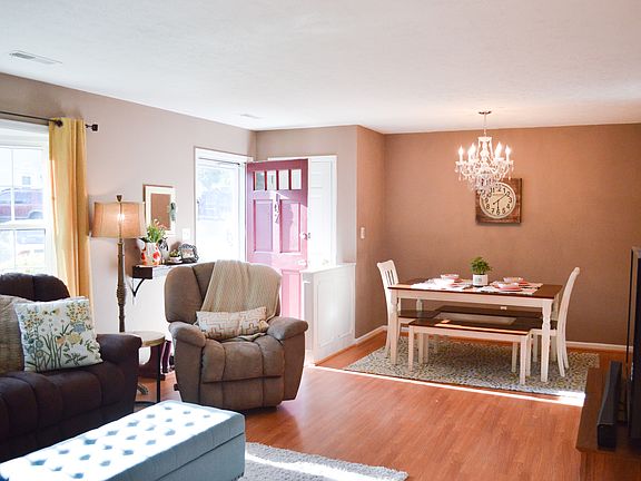 3rd image of 107 Holmes Cir