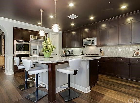 Kitchen & Center Island with Seating for 4