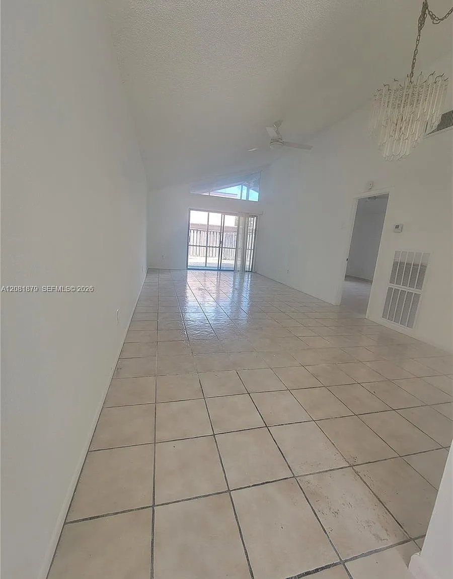 Omega Villas 2 Condo — Photo 4
