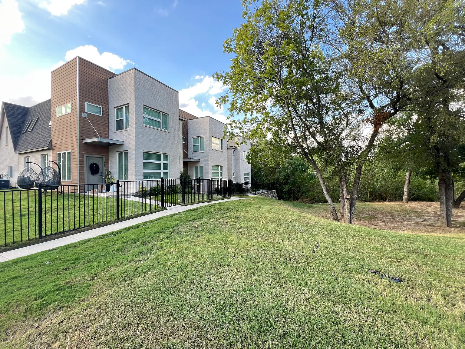 3 bed, 1888 sqft, $2,985 — Photo 2