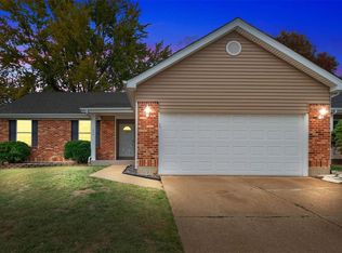 909 Oakwood Farms Ln, Ballwin, MO