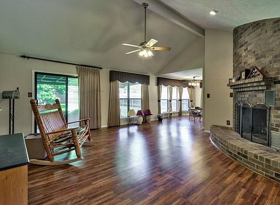 2nd image of 206 Pin Oak Dr