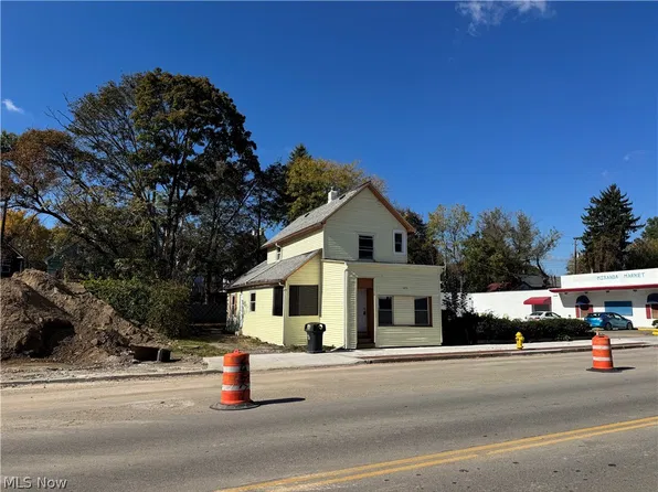 868 N Main St, Akron, OH 44310