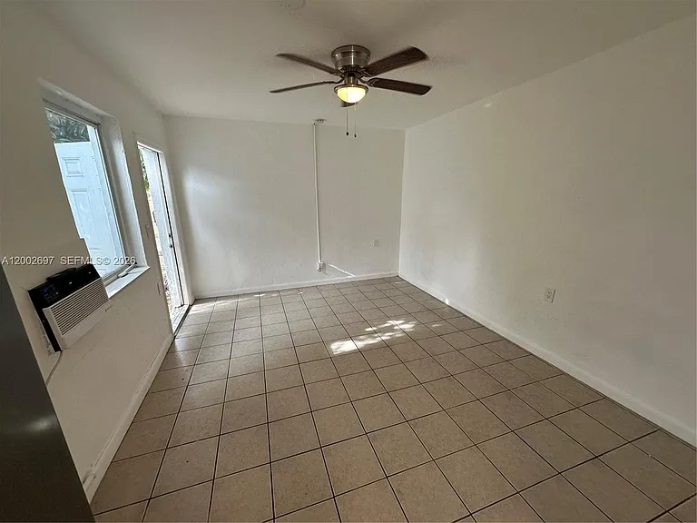 480 SW 10th St #6 — Photo 5