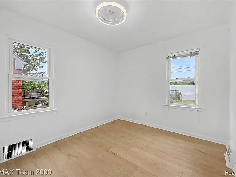 1670 Riverbank St — Photo 19
