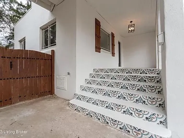 2145 Gladstone Ave — Photo 33