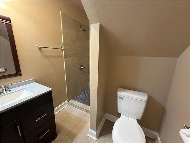 2233 Franklin Ave — Photo 13