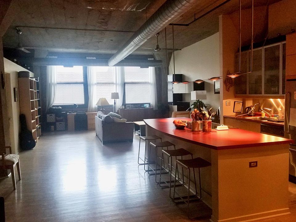 1st image of 621 S Plymouth Ct APT 202