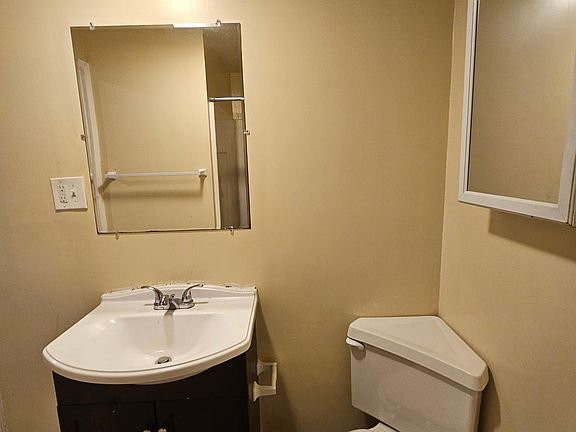 3rd image of 1272 Whalley Ave #1