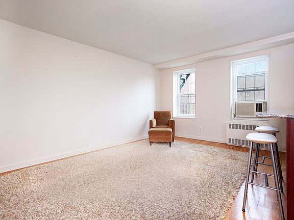 4th image of 140-21 Burden Cres #204