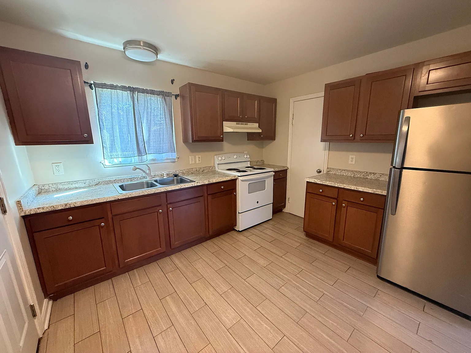 4 bed, 1.5 bath, 1519 sqft, $1,495 — Photo 2