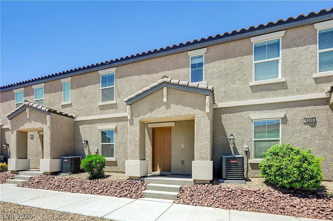 3 bed, 2.0 bath, 1241 sqft, $1,625 — Photo 3