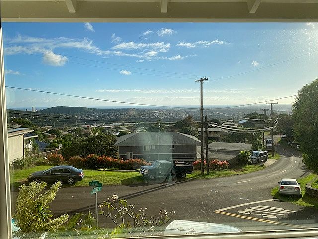 Front view of neighborhood
(Makai/Pearl Harbor)